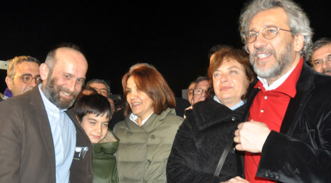 Can Dündar ve Erdem Gül'ün tahliyeleri dünya basınında