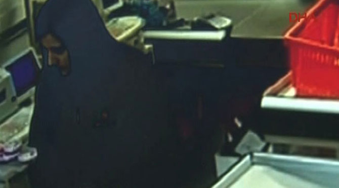 'Kasiyerim' dedi 4 saatte bin 800 TL çaldı!