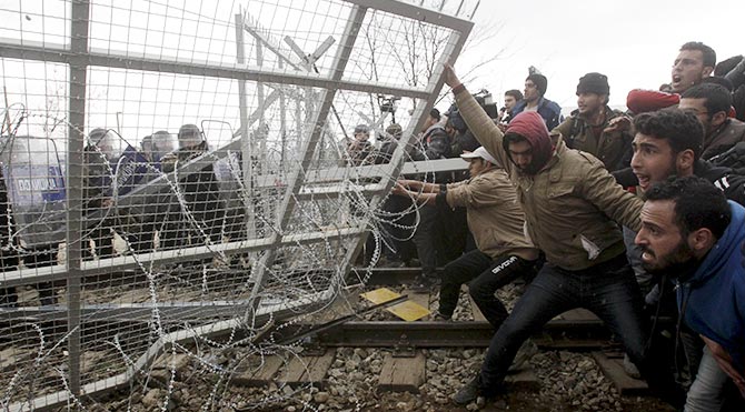 Makedonya sınırında bekletilen mülteciler dikenli tellere saldırdı