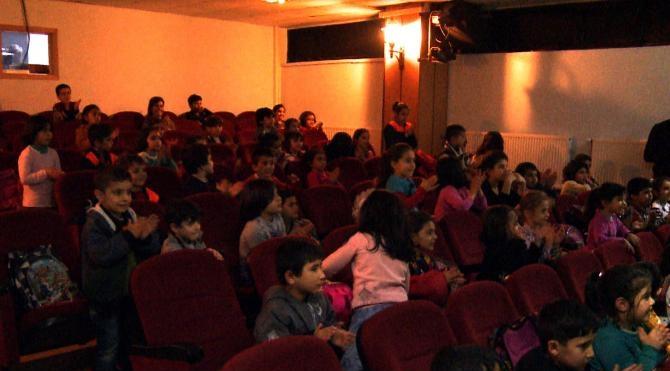 Sur`daki çocuklara tiyatro gösterimi