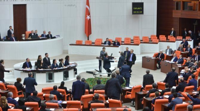 Meclis`te tartışma devam etti, oturuma ikinci kez ara verildi