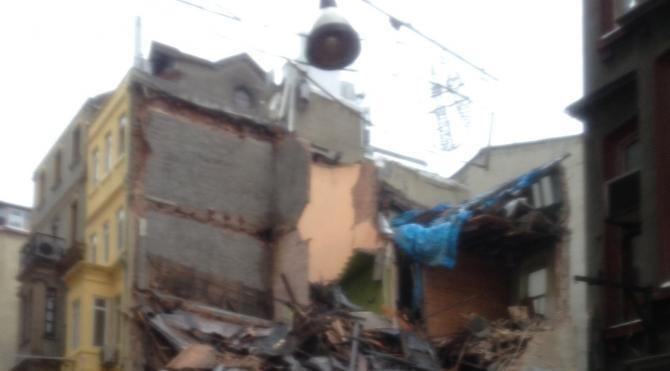 İstiklal Caddesi yakınlarında bina çöktü (2)