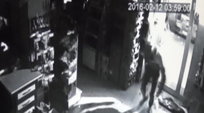 Nizip’te marketten hırsızlık güvenlik kamerasında