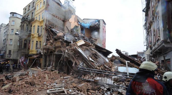 EK FOTOĞRAFLAR  Beyoğlu`nda bina çöktü