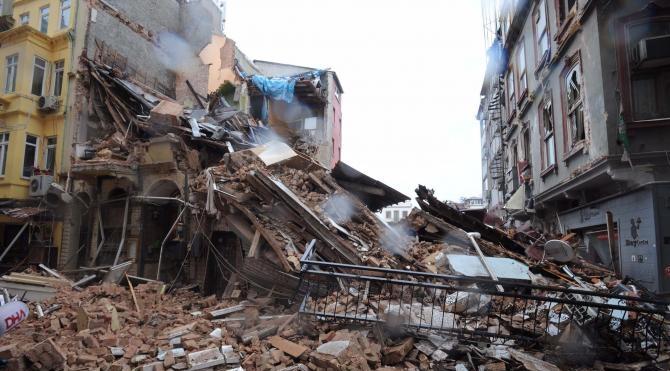 Haber  Beyoğlu`nda bina çöktü