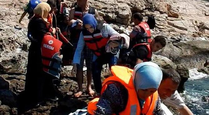 105 mülteciyi kargo gemisi kurtardı