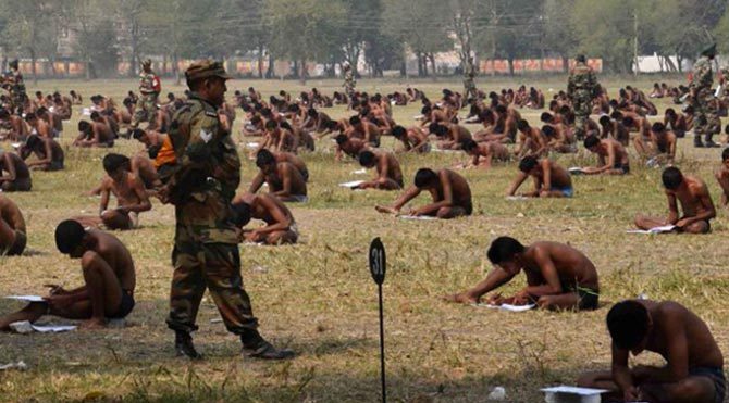 Hindistan’da askeri sınava iç çamaşırla girdiler