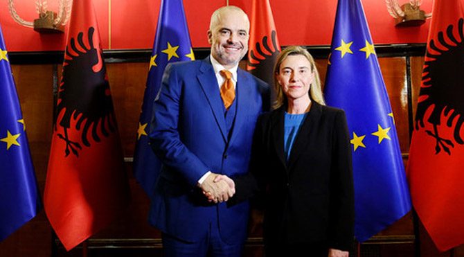 Arnavutluk, mültecilere sınırları kapattı