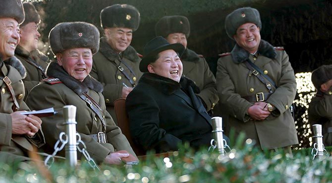 Kuzey Kore kısa menzilli füzeler veya toplar ateşledi