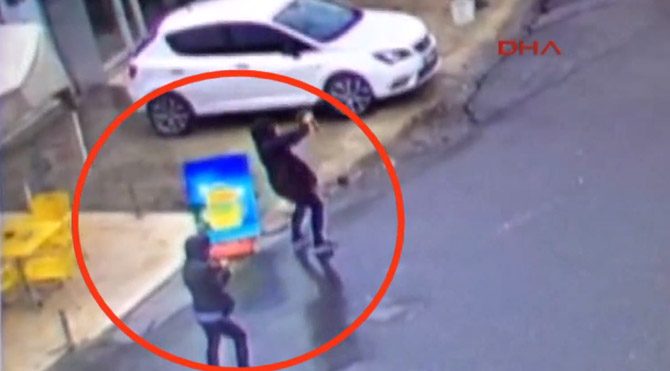 Çevik kuvvete saldırı güvenlik kamerasında