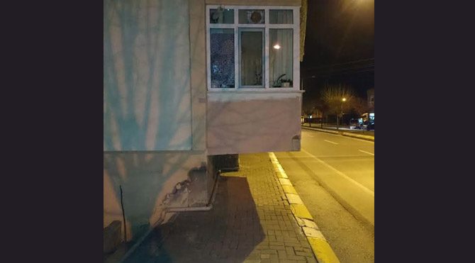 kaldırım-üzerinde-balkon