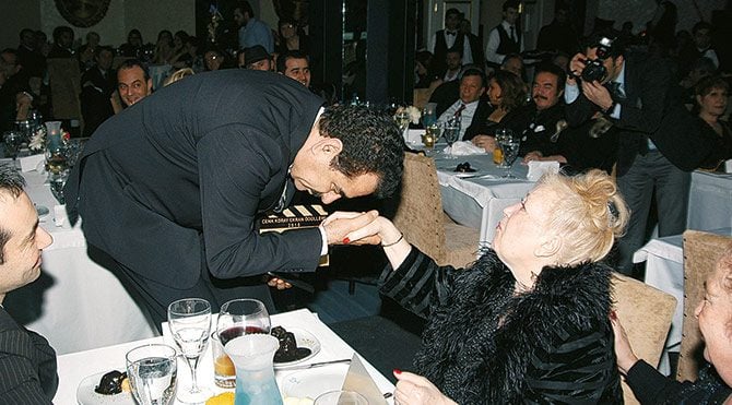 2010... Gönül Akkor, Günay’da ve İbrahim Tatlıses onun elini öpüyor.