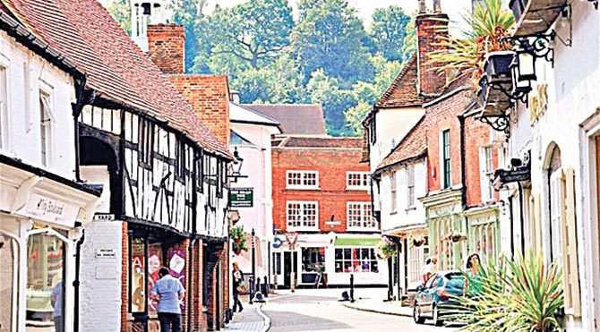 İzmir-Urla’dan da ev aldıkları iddia edilen çiftin İngiltere’de aldığı ev Londra yakınındaki bu köyde bulunuyor.