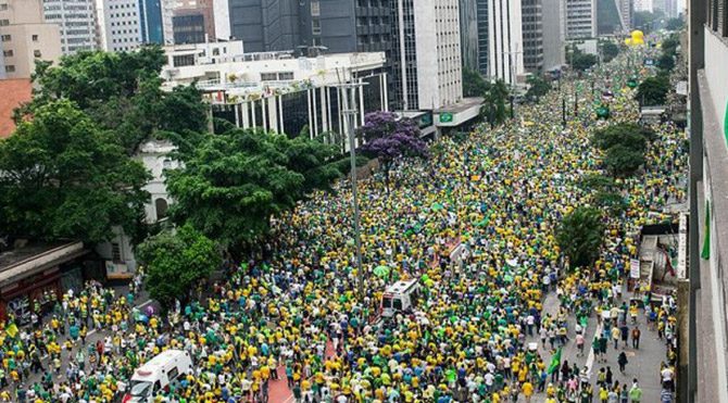 Brezilya’da üç milyon kişi ‘istifa’ çağrısıyla yürüdü