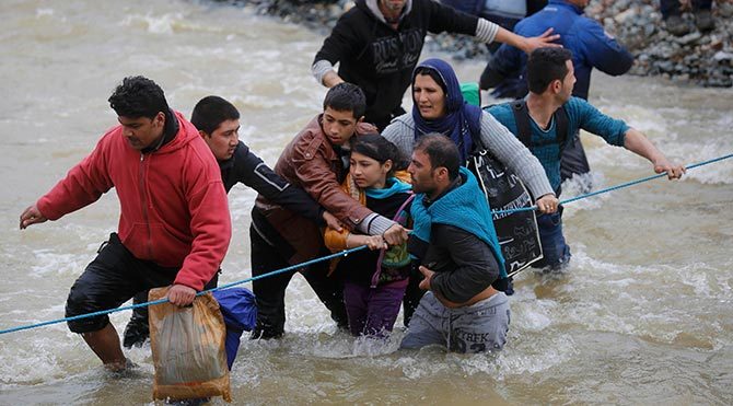 Yunanistan’da bekletilen mülteciler Makedonya sınırını aştı