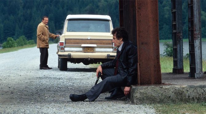 İnsomnia'da usta aktör Al Pacino'nun canlandırdığı karakter hem kendi vicdanıyla hesaplaştığı için uykusuzluk çekerken hem de bir cinayeti aydınlatmaya çalışıyor.