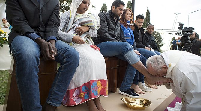 Papa bu kez mültecilerin ayaklarını yıkayıp öptü