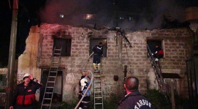 Bir hafta önce hırsız giren ailenin evi yangında kül oldu
