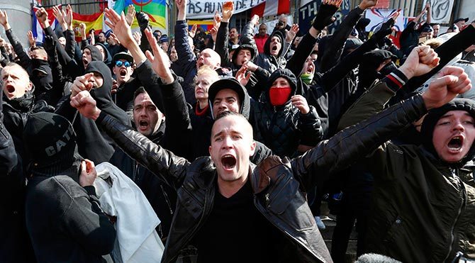 Brüksel'de Nazi selamı veren kalabalığa müdahale