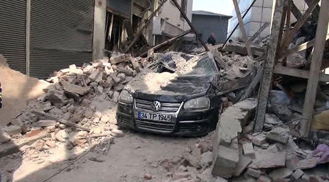 Beyoğlu'nda 3 katlı bina çöktü