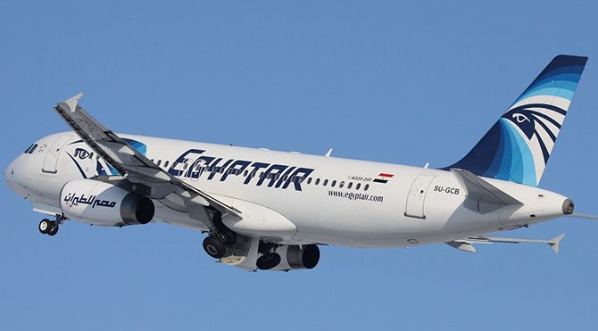 Mısır Havayolları'na ait uçak kaçırıldı: Korsan teslim oldu!