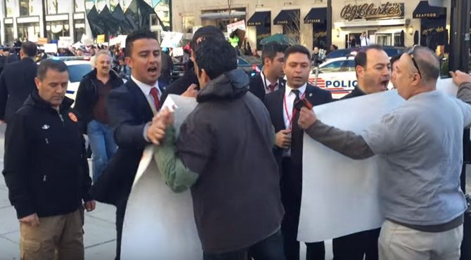 Erdoğan'ın korumalarından protestoculara ilginç müdahale