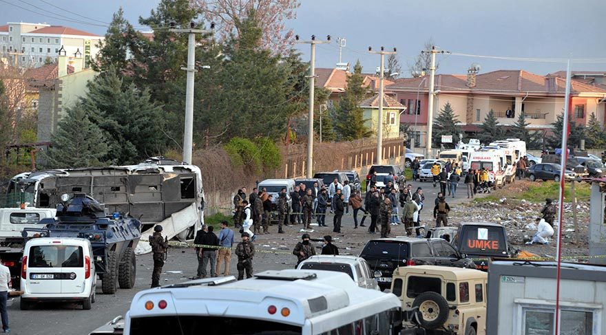 Diyarbakır'da büyük patlama: 7 polis şehit