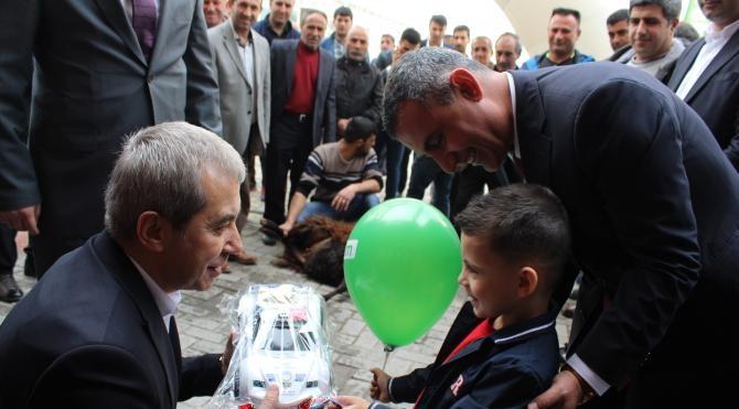 DBP'li belediye başkanının oğluna oyuncak polis arabası