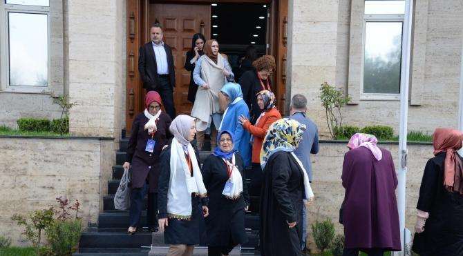 Sare Davutoğlu&#39;nu Diyarbakır&#39;da beyaz tülbent takan kadınlar karşıladı