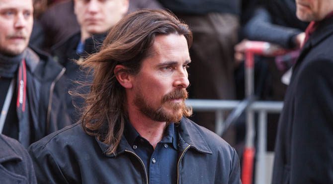 Batman karakteri defalarca beyaz perdeye uyarlandı. Pek çok aktör Bruce Wayne'i canlandırdı. O isimlerden biri de Cristian Bale idi. 