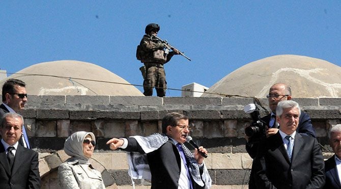 Davutoğlu Diyarbakır'da: Zannettiler ki Diyarbekirli Ahmet korkar