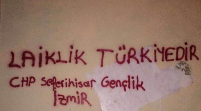 İzmir'de CHP'li gençlerden Kahraman'a tepki yazıları