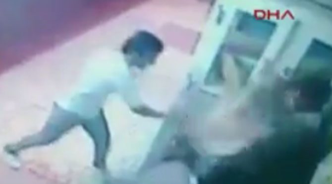 Pide çalan çocuklara amansız dayak