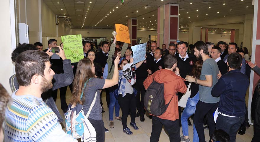 Anadolu Üniversitesi'nde 'afiş' arbedesi