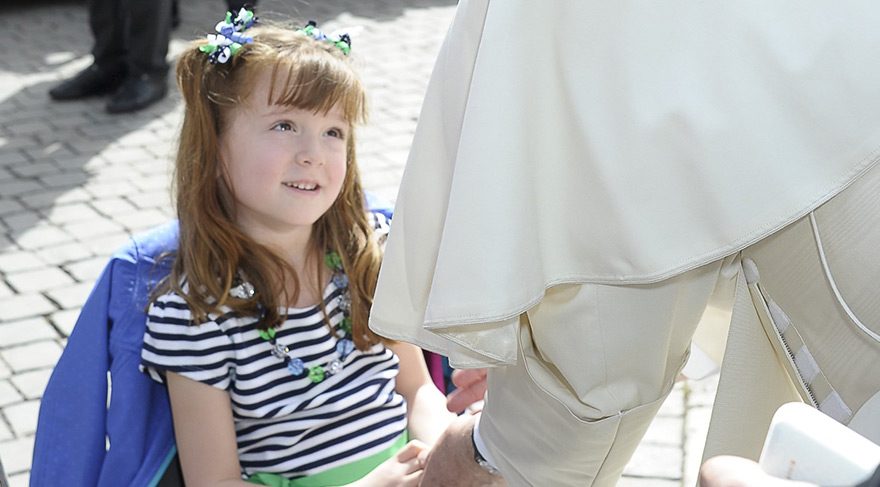 Papa, görme ve işitme yetisini kaybedecek Lizzy'nin son dileğini yerine getirdi