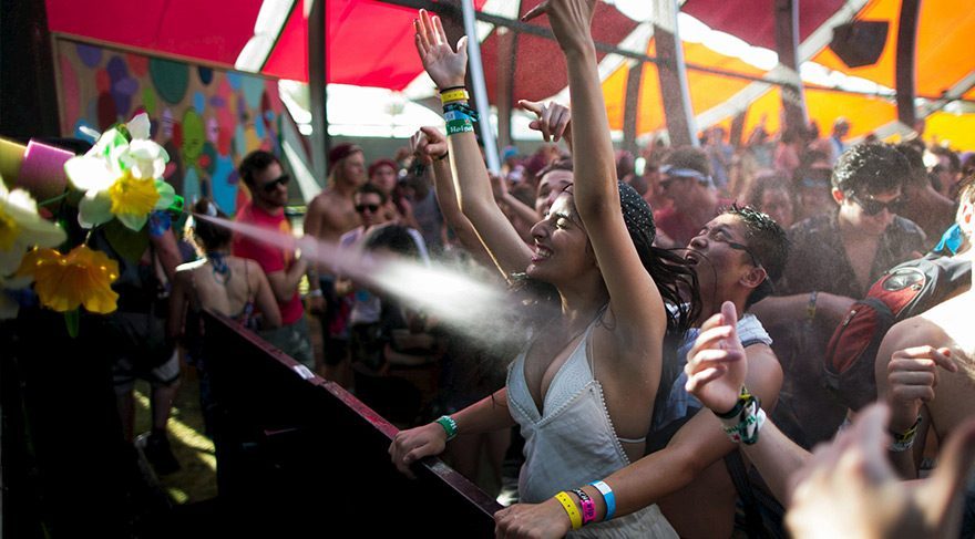 Tayland'da ilginç karar: Su festivalinde seksi kıyafet giyen kadınlar tutuklanacak