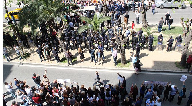 AKP'li ve CHP'li kadınlardan karşılıklı protesto