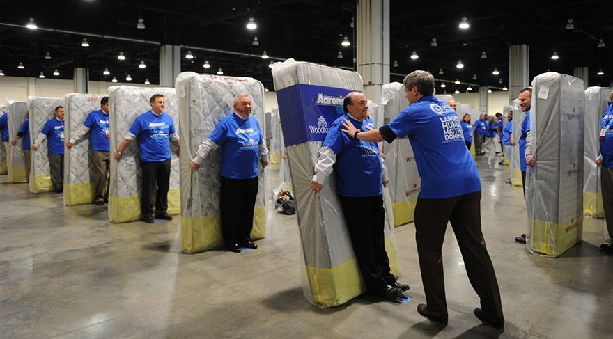 Bin 200 kişilik 'insan dominosu' rekoru