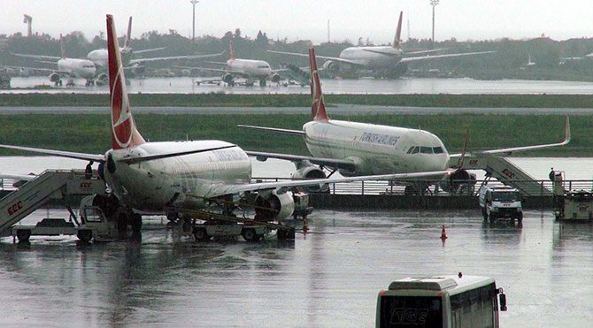 İstanbul’da hava ulaşımına yağmur engeli
