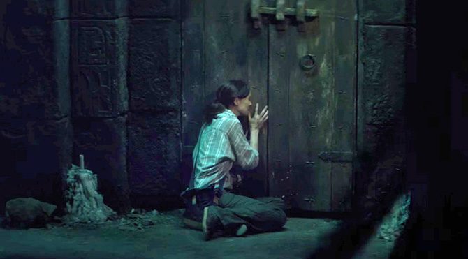 Bir türlü tamamen teselli bulmayı başaramayan anne Maria, oğlunu kısa süreliğine de olsa geri getirecek yerel bir ritüelden haberdar olur. Bu amaçla gittiği çok eski tapınakta canlılar ve ölüler diyarını ayırdığına inanılan bir kapı bulunmaktadır.