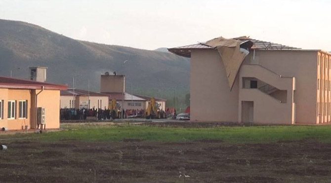 Cezaevinin çatısı uçtu! Yaralılar var....