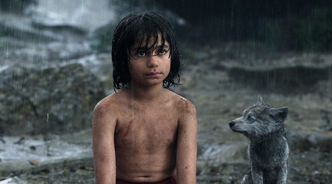 Mowgli yolda hayattan keyif almayı, dostluğun önemini öğreneceği Ayı Baloo ile tanışır ve türlü maceralar yaşarlar.