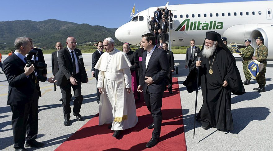 Papa, 12 mülteciyi Midilli'den Vatikan'a götürüyor