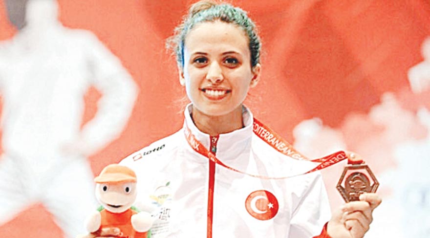 22 yaşındaki İrem Karamete, Özyeğin Üniversitesi Endüstri Mühendisliği öğrencisi. Bayan Flöre kategorisinde Türkiye adına yarışan ve Rio’daki elemelerde yarı finale çıkan İrem, 1984 Yaz Olimpiyat Oyunları’ndan sonra olimpiyatlara katılacak ilk Türk eskrimci oldu.