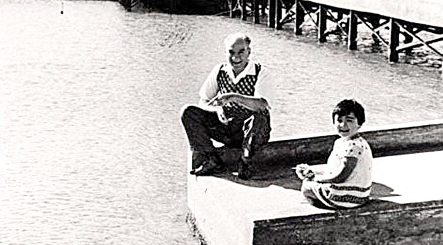  23 Nisan denince çocukken görüntü buydu benim için, ‘temsili’ dünya milletlerinden çocuklar  ya da bir çocukla başka bir dünyada,  mutlu görülen  Atatürk.