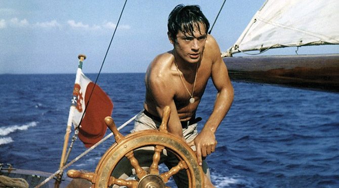 Ripley, babasına dönmeyi reddeden, özgür yaşamın peşine düşmüş, renkli bir kişiliği olan Dickie’nin her şeyini kıskanır. Onun kimliğini, hayatını ele geçirir yetenekli Ripley. 