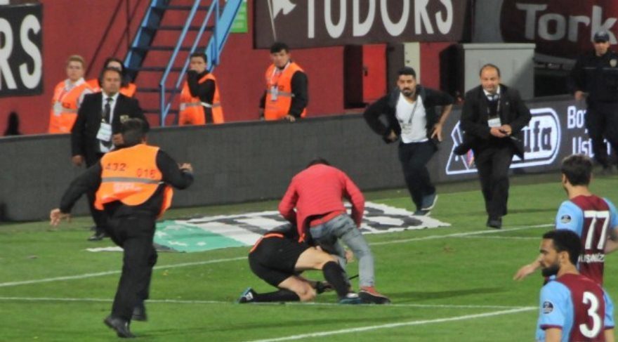 Trabzonspor Fenerbahçe maçında hakeme saldırı, Trabzonspor Fenerbahçe olayları izle!