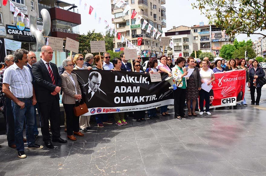 Manisa'da CHP'li kadınlardan laiklik eylemi