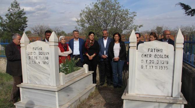 HDP milletvekilleri, Öcalan&#39;ın anne ve babasının mezarını ziyaret etti