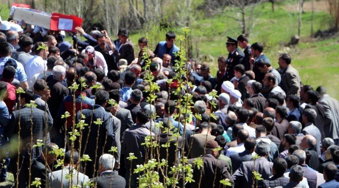 Şehit özel harekat polisi Bingöl&#39;de Kürtçe ve Zazaca ağıtlarla uğurlandı